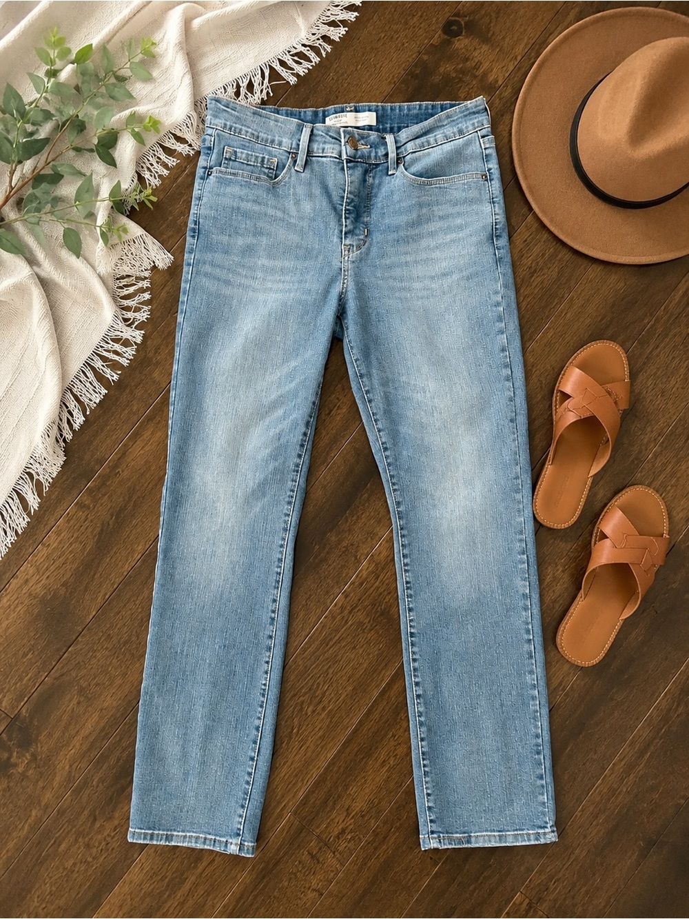 Levi Strauss Signature Gold Totally Shaping Straight Jeans W28 L30 Light Wash